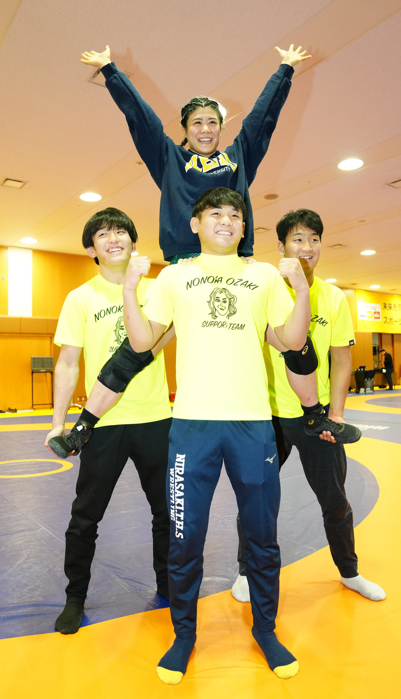 プレーオフを制し、練習相手の高校生から騎馬でかつがれる尾崎（上）（撮影・江口和貴）