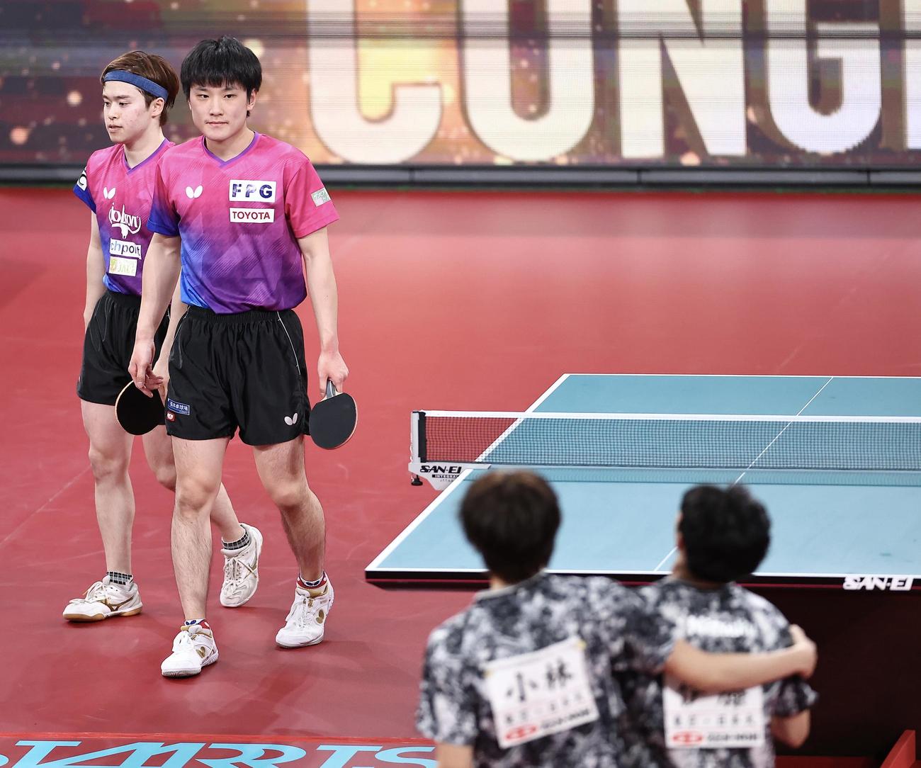 男子ダブルス決勝で、小林、伊藤組（手前）に敗れる森薗（左）張本組（撮影・河田真司）