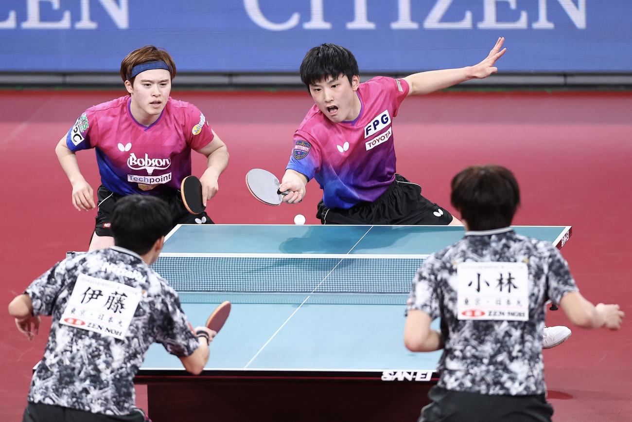男子ダブルス決勝、レシーブを放つ張本（右）と森薗（撮影・河田真司）