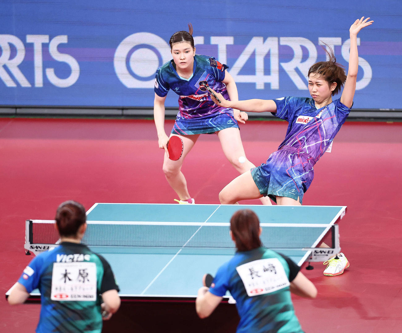 女子ダブルス決勝、ボールに食らいつく佐藤（後方右）と橋本（撮影・河田真司）