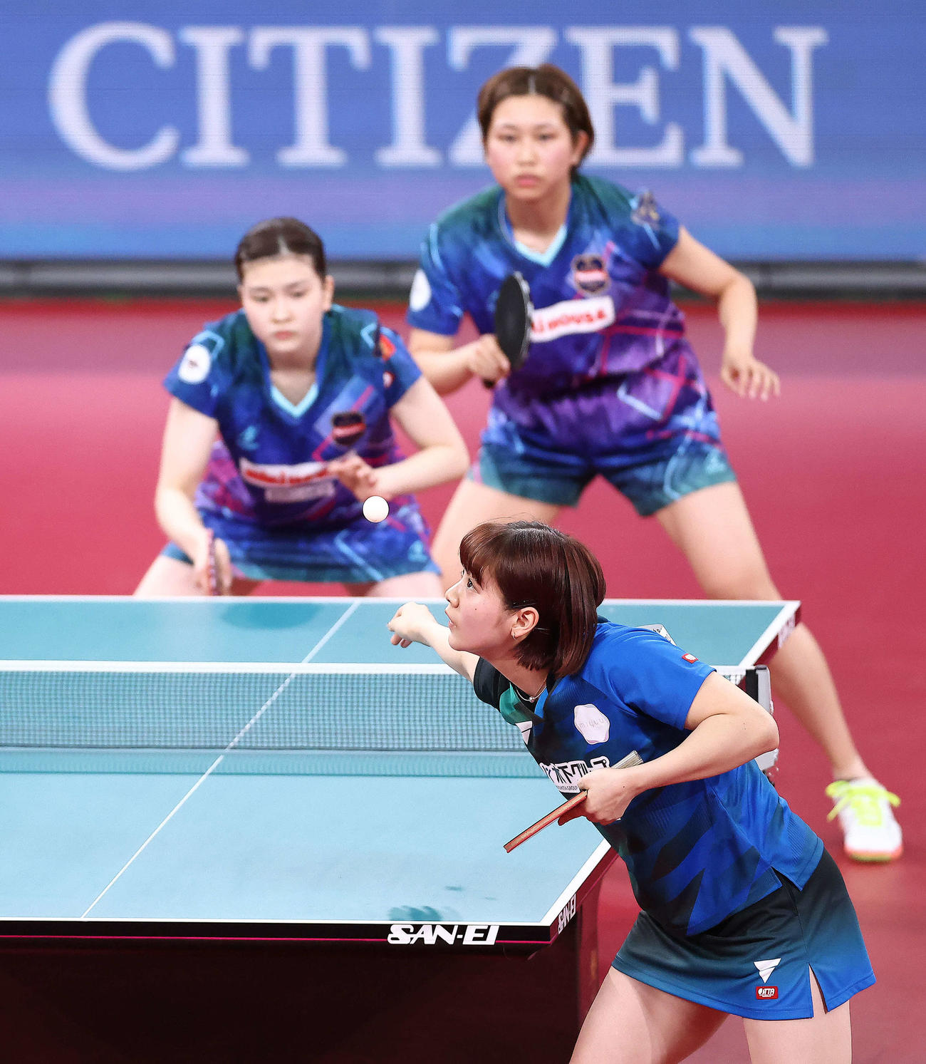 女子ダブルス決勝、サーブを放つ長崎（手前）（撮影・河田真司）