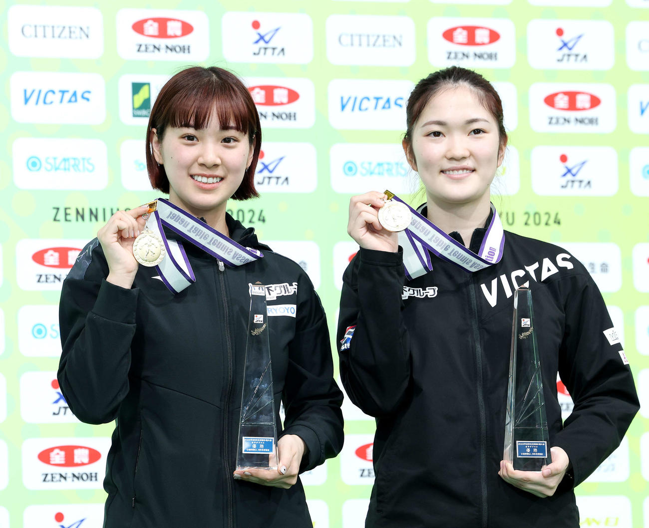 表彰式を終え写真に納まる女子ダブルス優勝の長崎（左）と木原（撮影・河田真司）