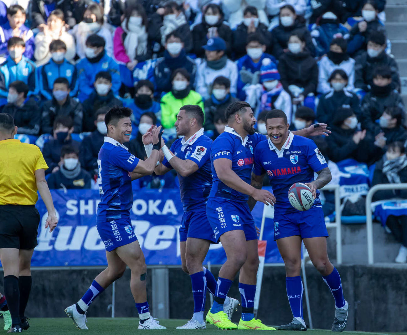 後半15分、静岡ブルーレヴズのツイタマ（右）がトライを奪い、喜び合う（同チーム提供）