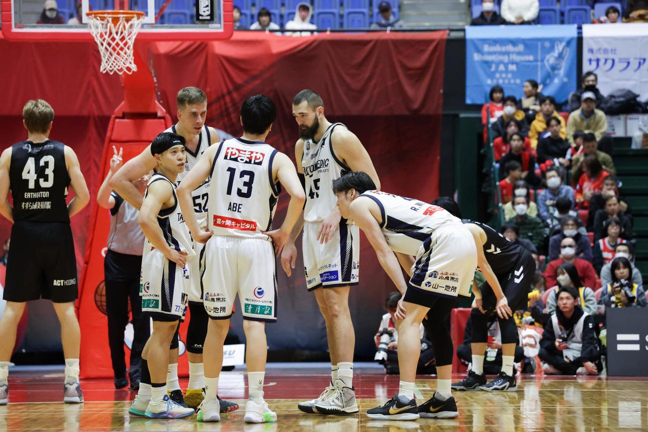 第3Q、相手フリースローの間、コート上で話し合う渡辺（左）ら仙台の選手たち（C）B．LEAGUE