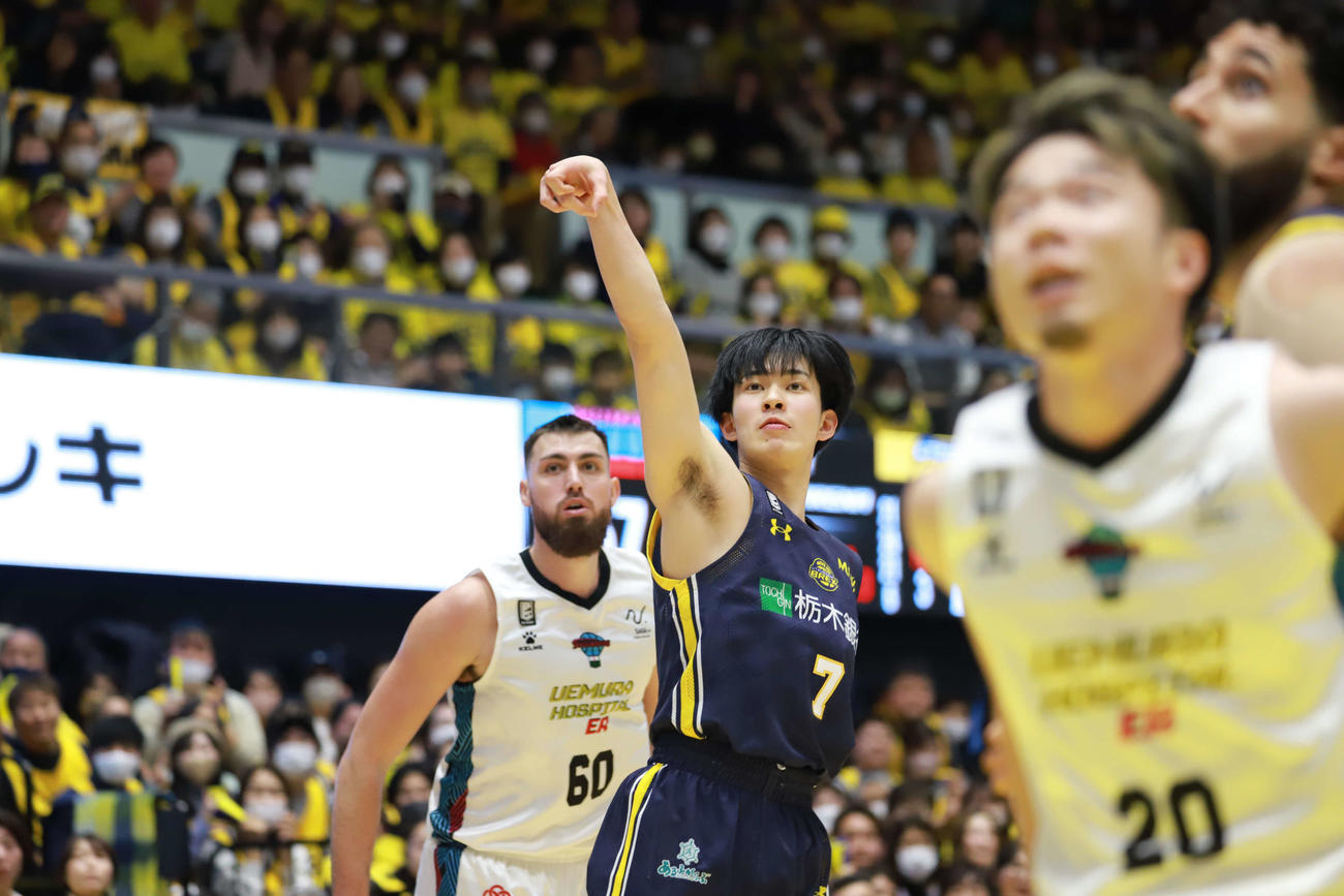 宇都宮対佐賀　筑波大3年に在籍しながらプロ契約を交わした宇都宮の小川敦也はプロとしてのデビューを3得点1アシストで飾る（撮影・沢田啓太郎）