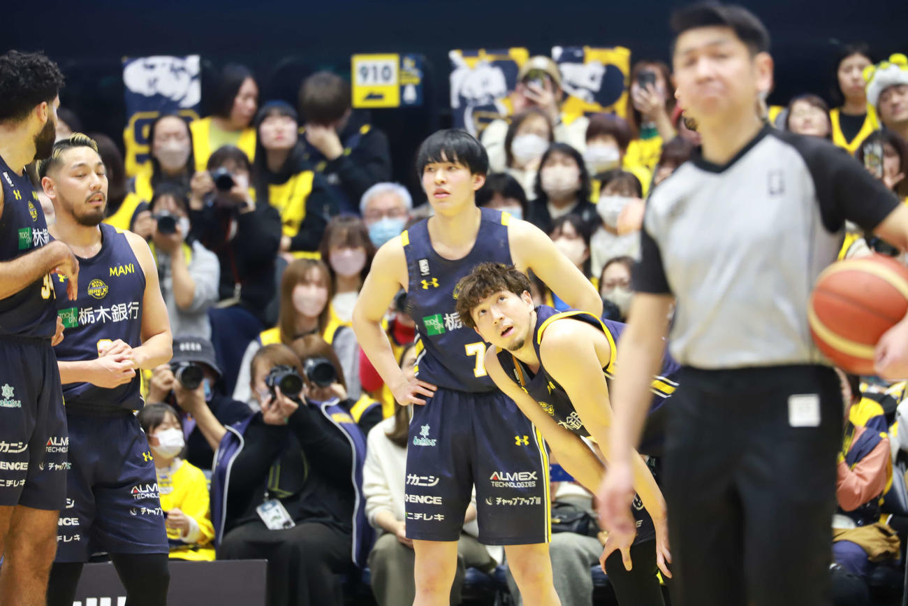 宇都宮対佐賀　尊敬する比江島慎と息のあったところをみせた宇都宮の小川敦也（撮影・沢田啓太郎）