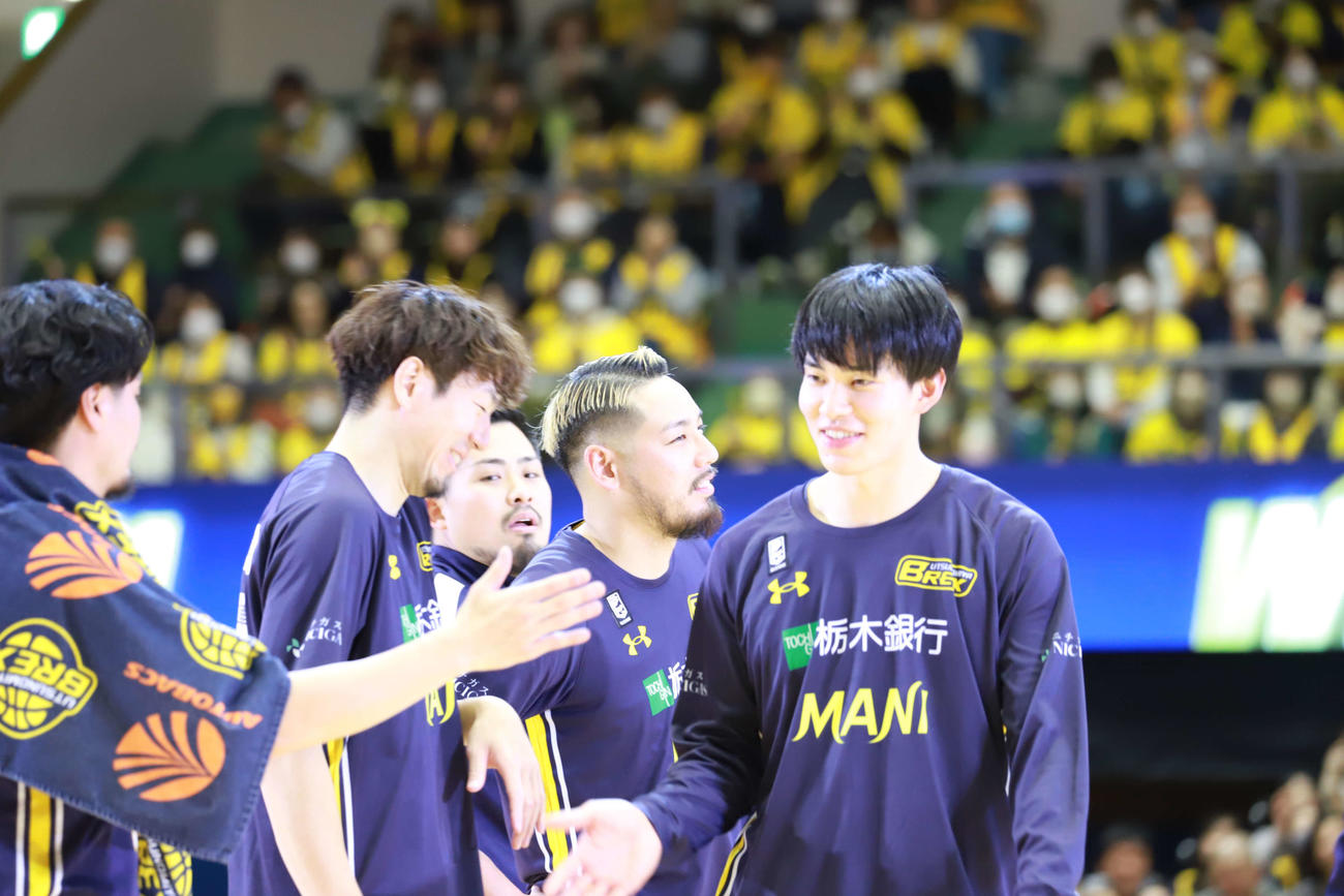 宇都宮対佐賀　プロデビュー戦でヒーローインタビューに呼ばれた宇都宮の小川敦也は先輩たちに祝福される（撮影・沢田啓太郎）