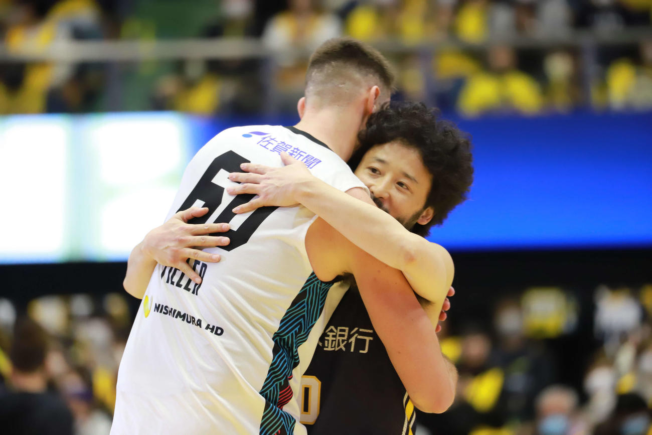 宇都宮対佐賀　2021ー22の優勝メンバー、チェイス・フィーラーと抱き合う宇都宮の田臥勇太（撮影・沢田啓太郎）