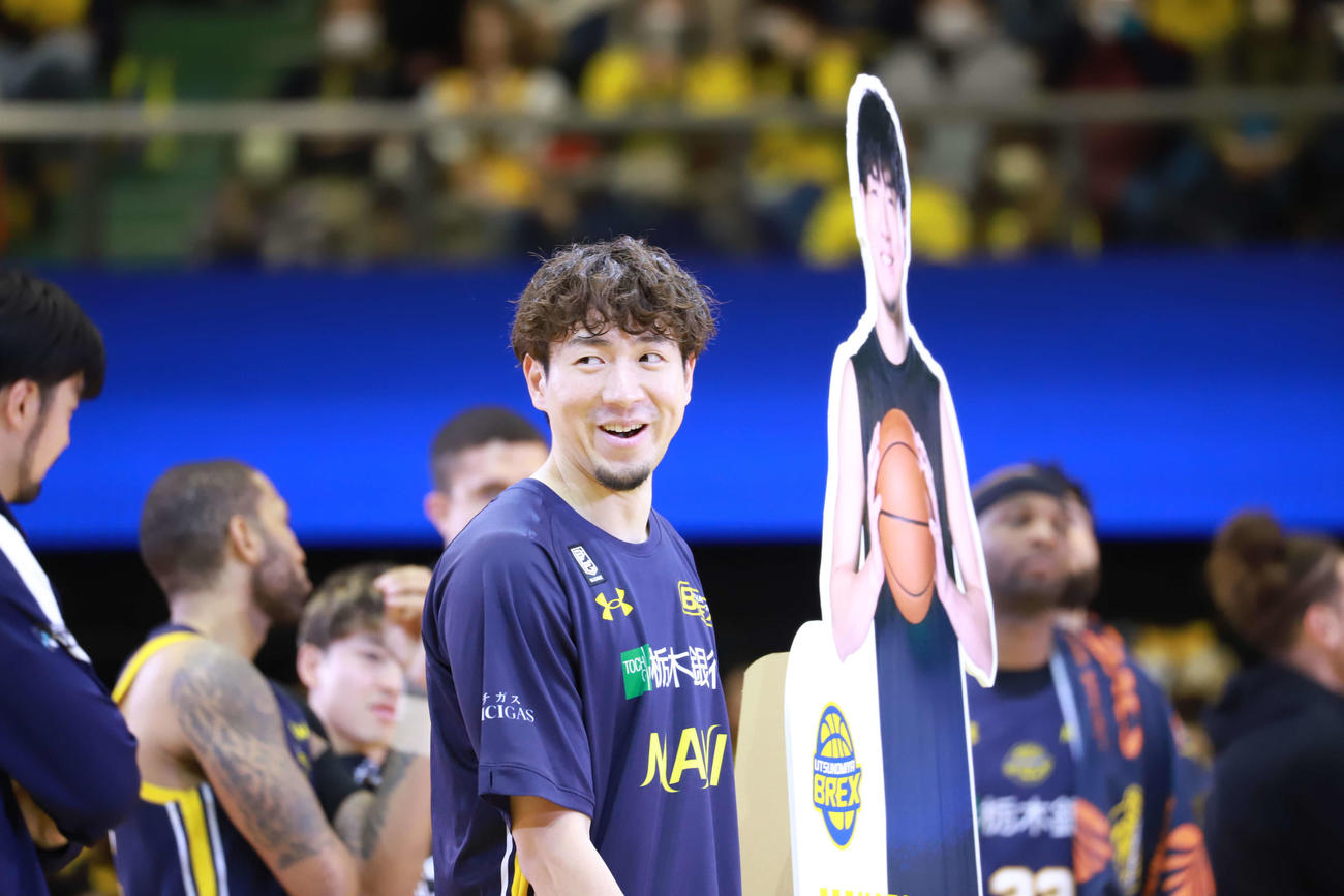 宇都宮対佐賀　自身の等身大パネルと一緒にヒーローインタビューを受ける宇都宮・比江島慎（撮影・沢田啓太郎）