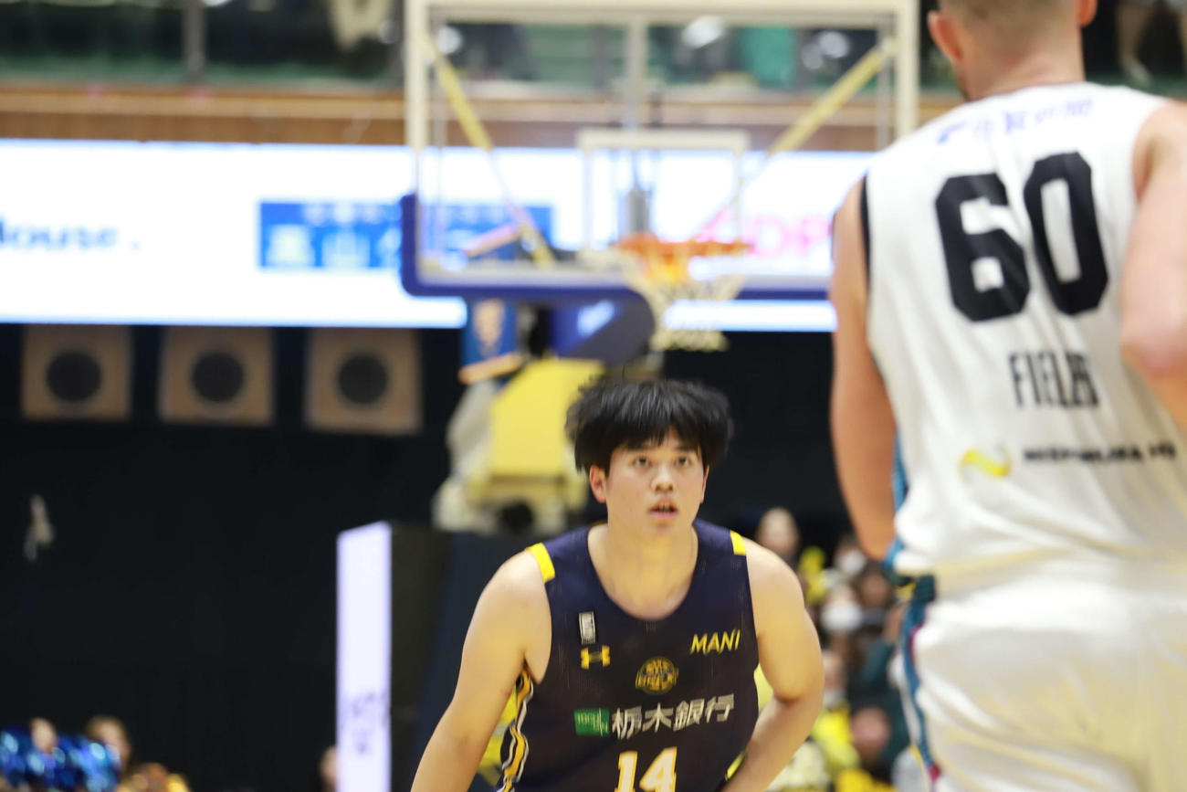 宇都宮対佐賀　佐賀のエース、チェイス・フィーラーをマークする宇都宮の村岸航（撮影・沢田啓太郎）