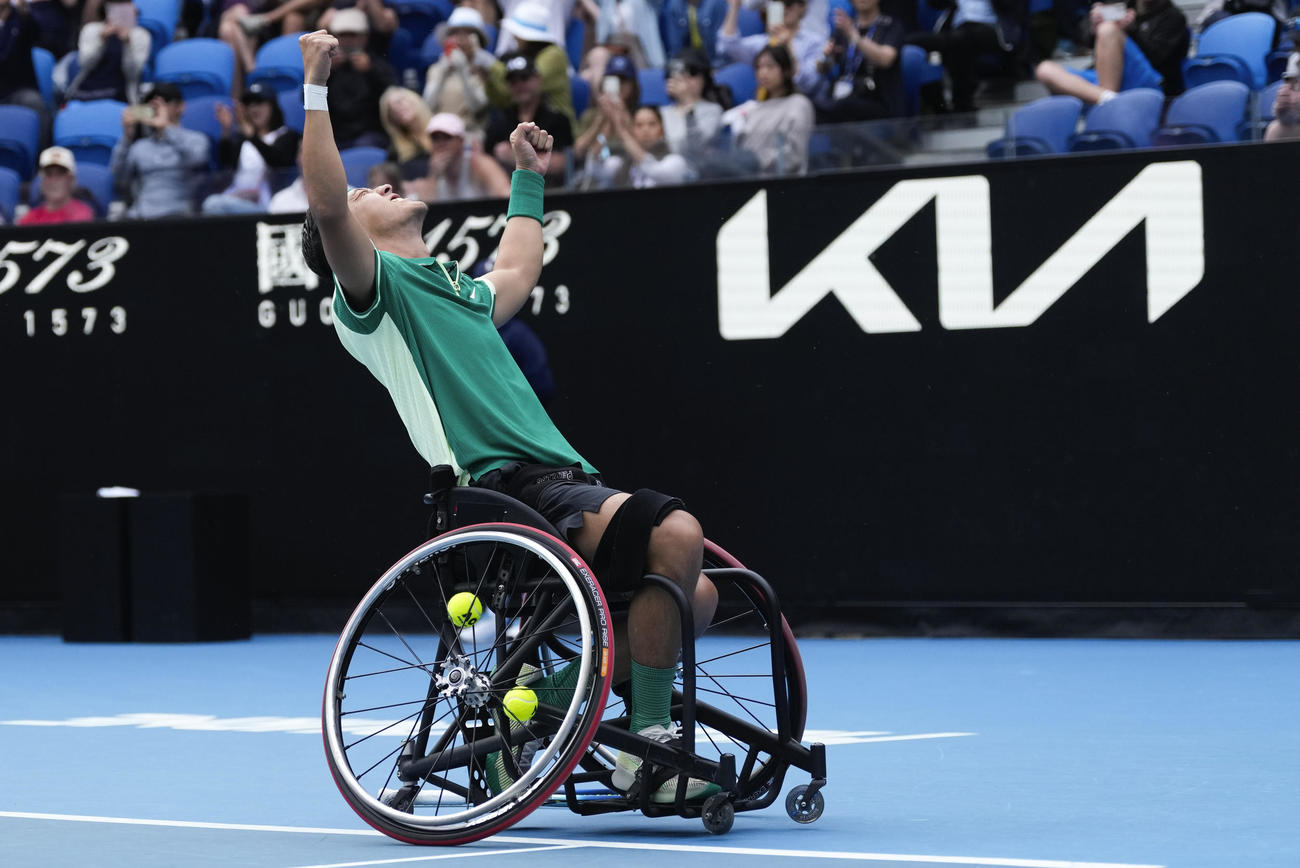 全豪オープン車いすの部初制覇を決め両手を挙げて喜ぶ小田凱人（AP）