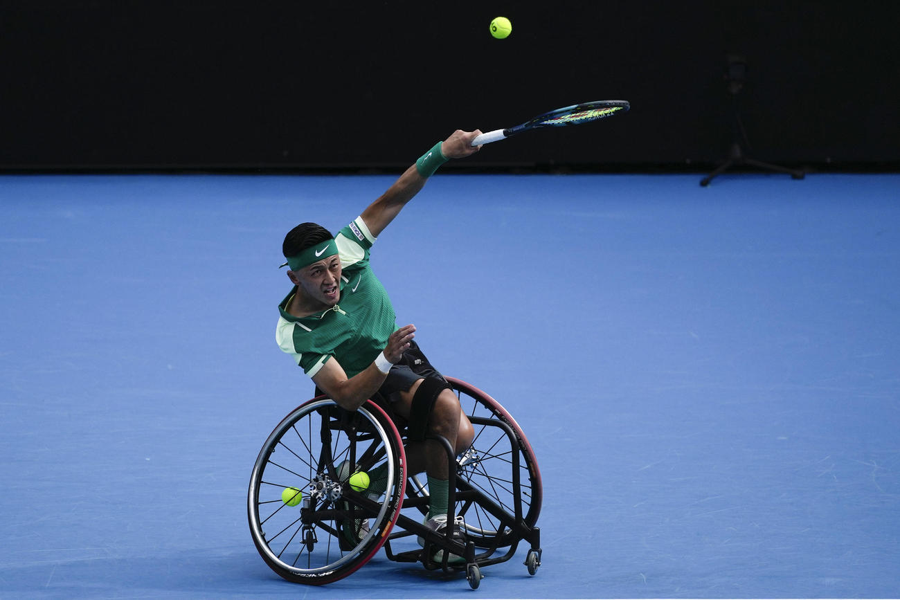 全豪オープン車いすテニスの部決勝での小田凱人のサーブ（AP）