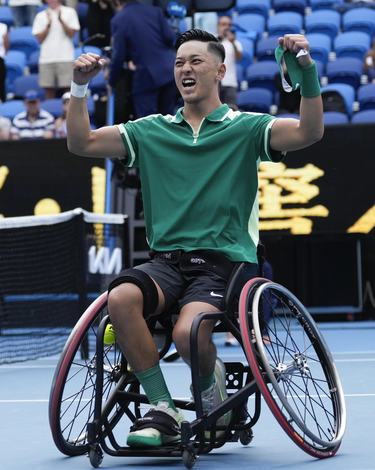全豪オープン車いすの部初制覇を決め両手を挙げて歓喜の表情の小田凱人（AP）
