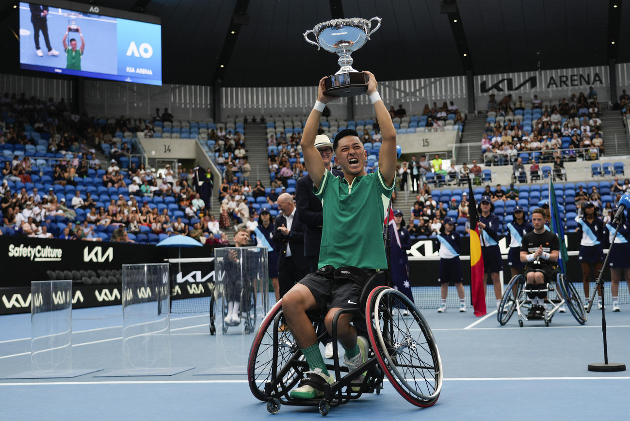 全豪オープン車いすの部を初制覇し、優勝カップを掲げる小田凱人（AP）