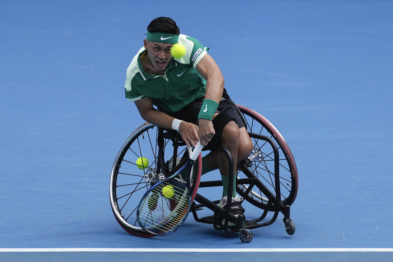 全豪オープン車いすテニスの部決勝での小田凱人のサーブ（AP）
