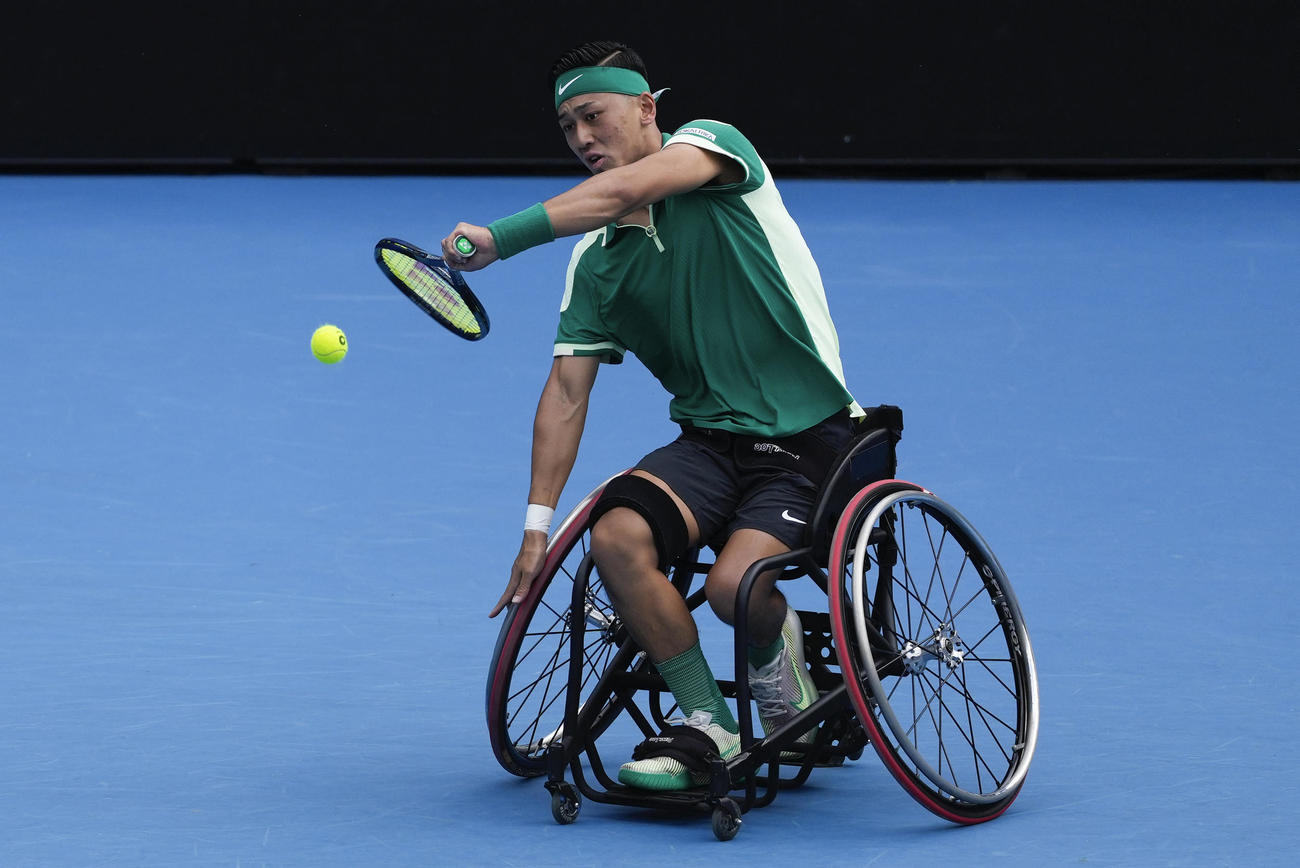 全豪オープン車いすテニスの部決勝での小田凱人のバックハンドリターン（AP）