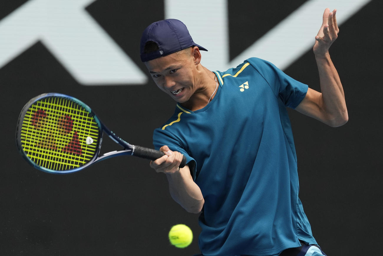 全豪オープン・ジュニア、決勝でショットを放つ坂本怜（AP）