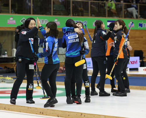 ロコ・ソラーレS対ロコ・ソラーレ　ロコ・ソラーレSに勝利し笑顔を見せるロコ・ソラーレ（撮影・佐藤翔太）