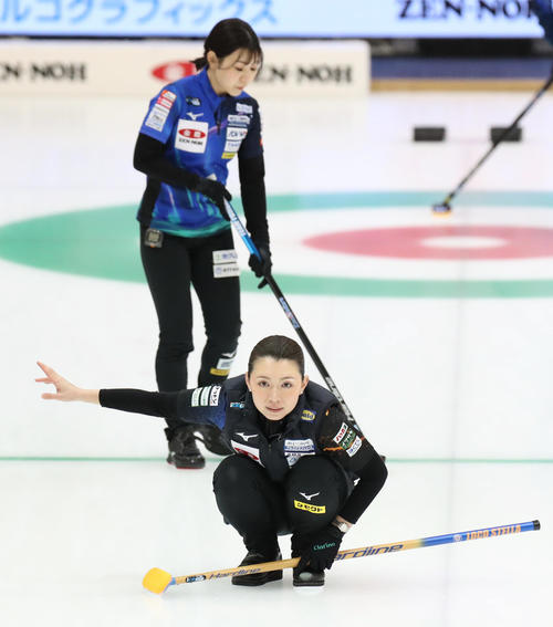 ロコ・ソラーレS対ロコ・ソラーレ　第2エンド、指示を送るロコ・ソラーレSの本橋（撮影・佐藤翔太）