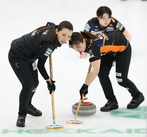 ロコ・ソラーレS対ロコ・ソラーレ　第2エンド、スイープをするロコ・ソラーレSの本橋（左）（撮影・佐藤翔太）