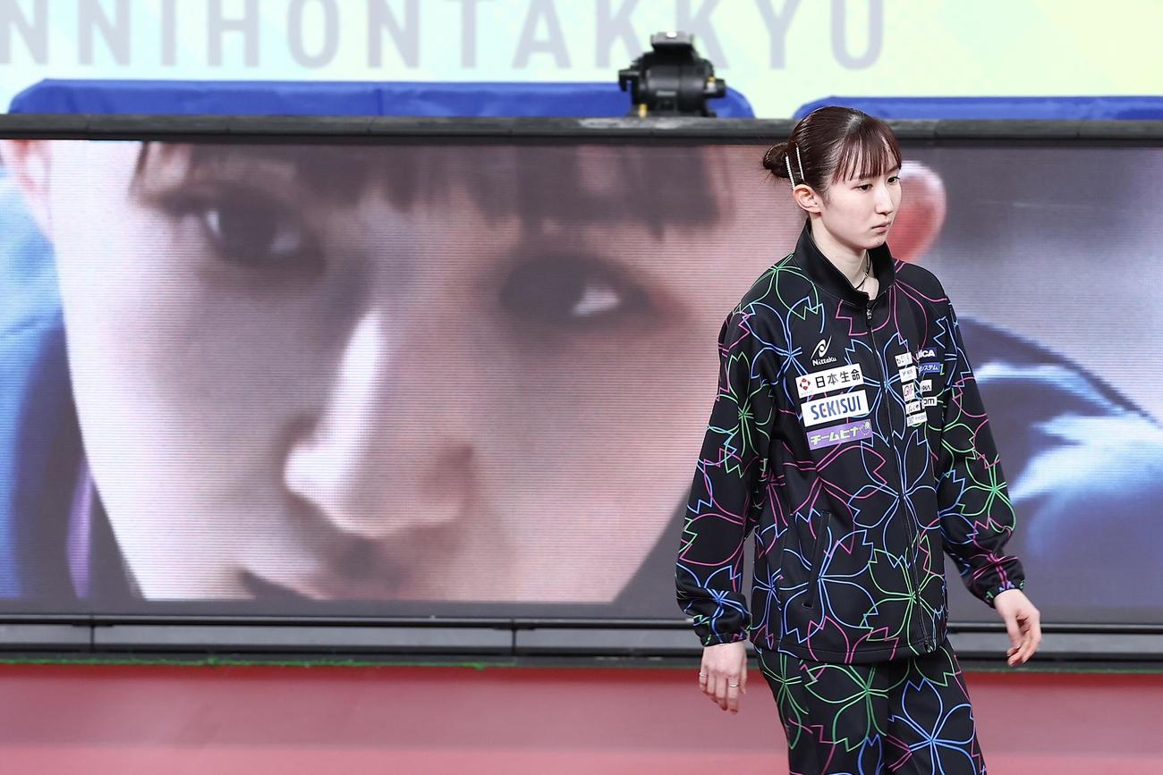 女子シングルス準決勝、入場する早田（撮影・河田真司）