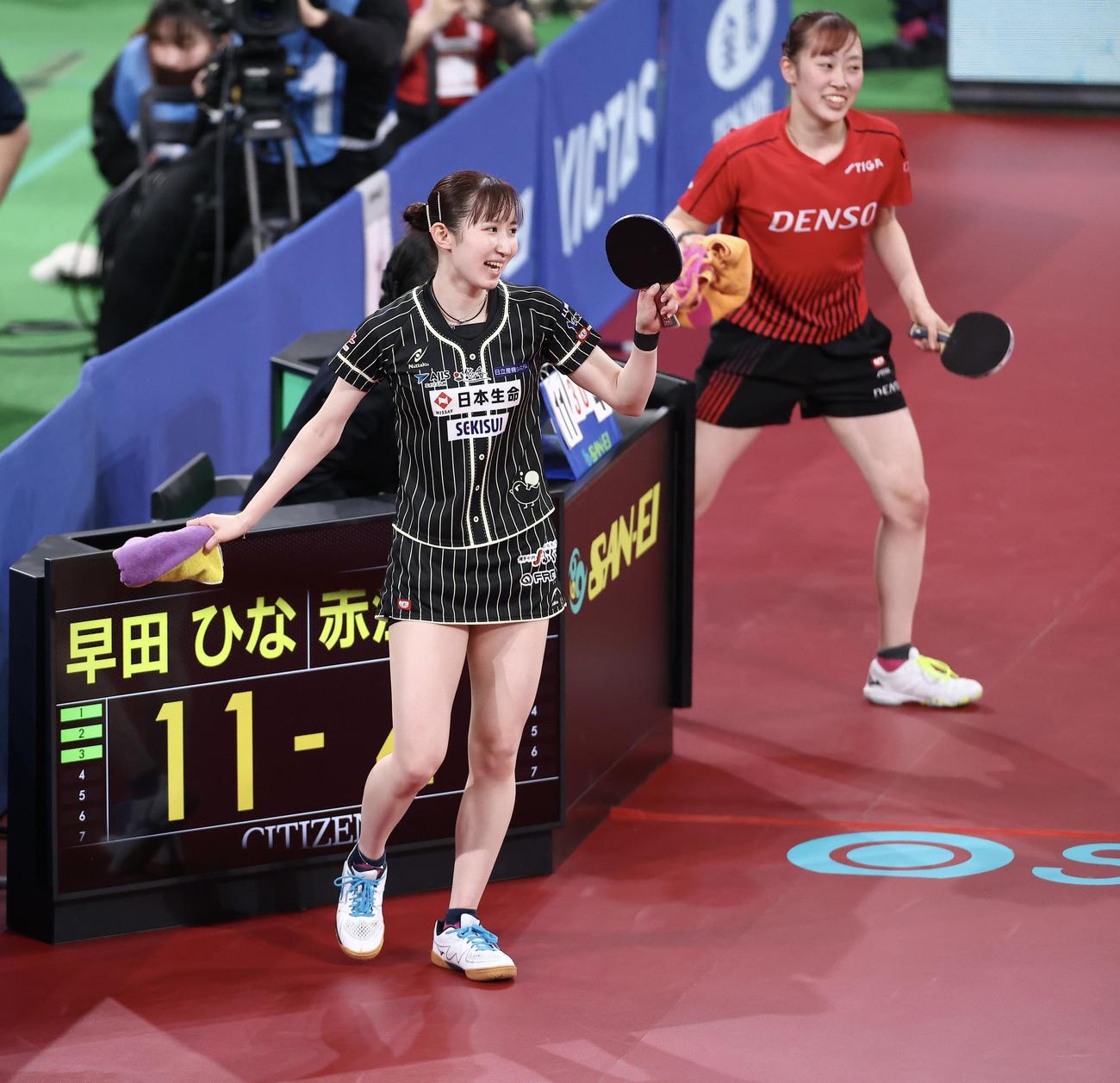 女子シングルス準決勝、赤江（奥）に勝利し笑顔を見せる早田（撮影・河田真司）