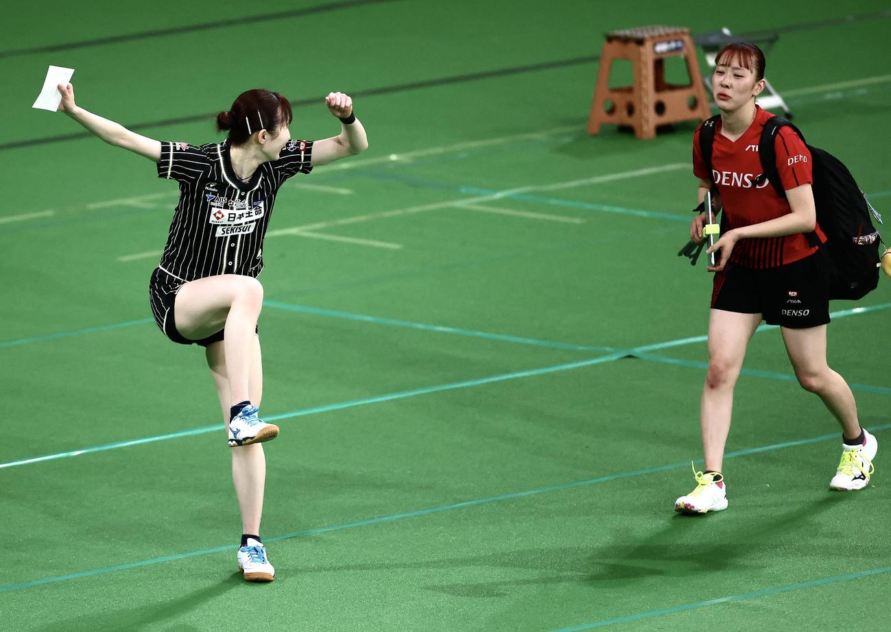 女子シングルス準決勝、試合後、言葉を交わしながら移動する早田（左）と赤江（撮影・河田真司）