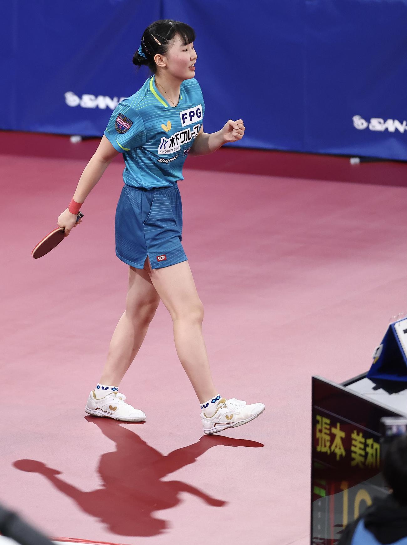 女子シングルス準決勝、横井に勝利しガッツポーズする張本（撮影・河田真司）