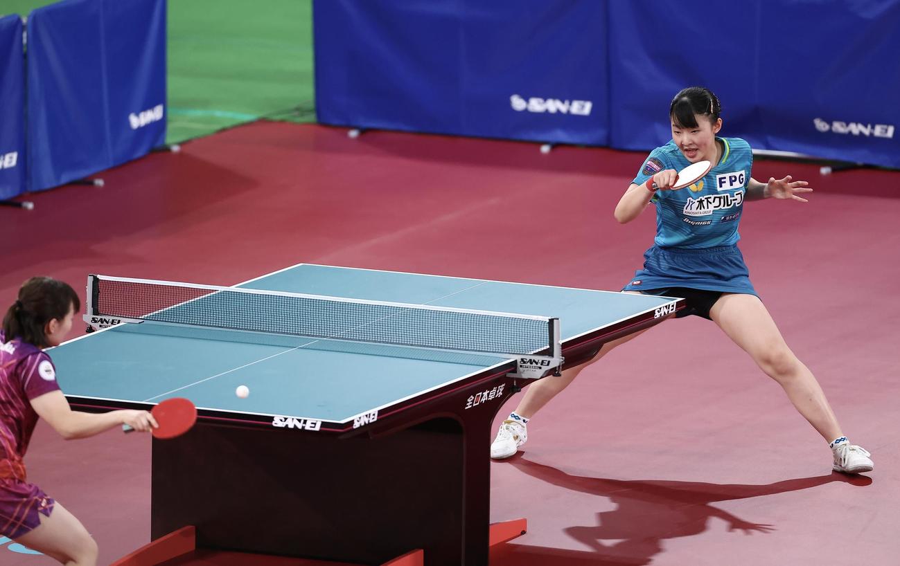 女子シングルス準決勝、フォアハンドで攻める張本（撮影・河田真司）