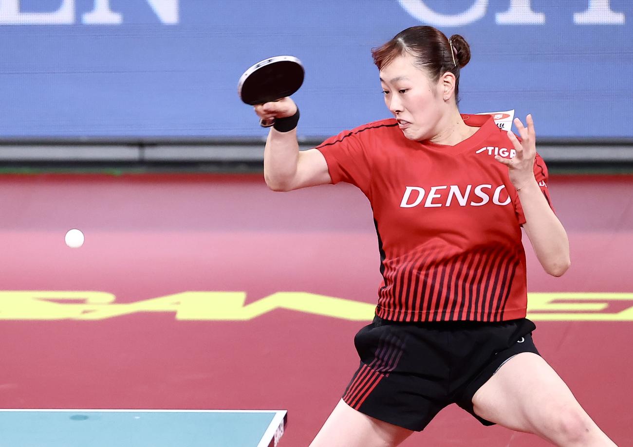 女子シングルス準決勝、フォアハンドドライブを放つ赤江（撮影・河田真司）