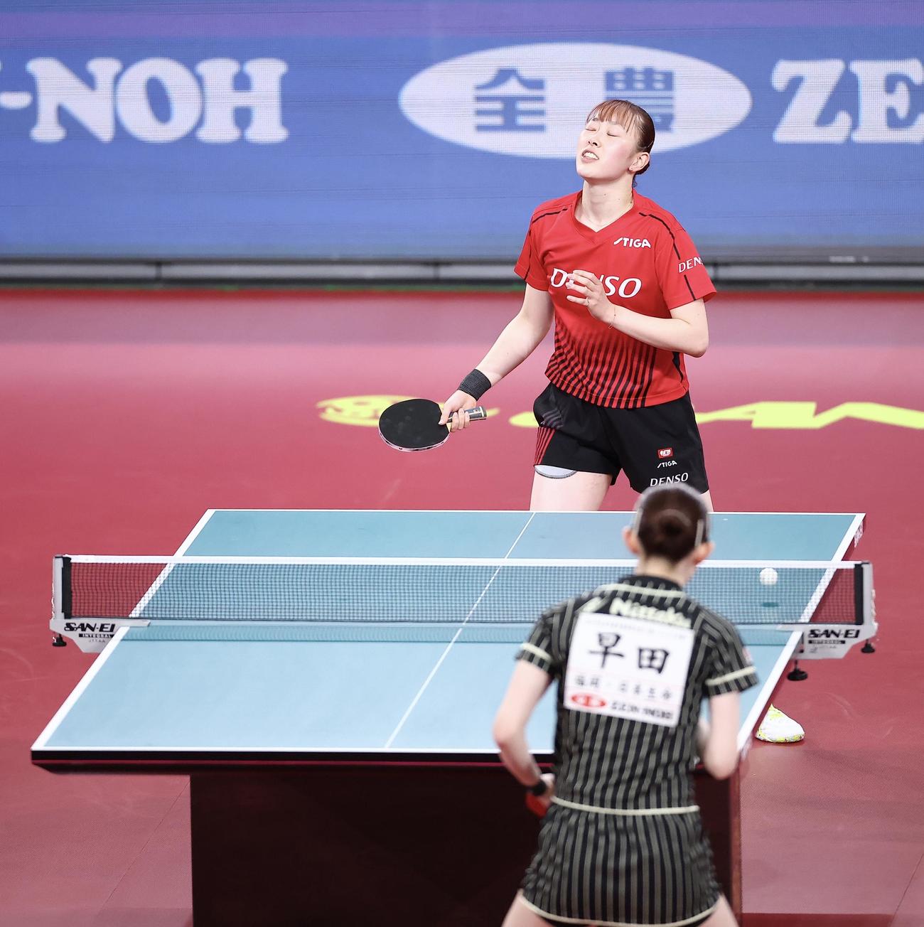 女子シングルス準決勝、早田（手前）にポイントを許す赤江（撮影・河田真司）