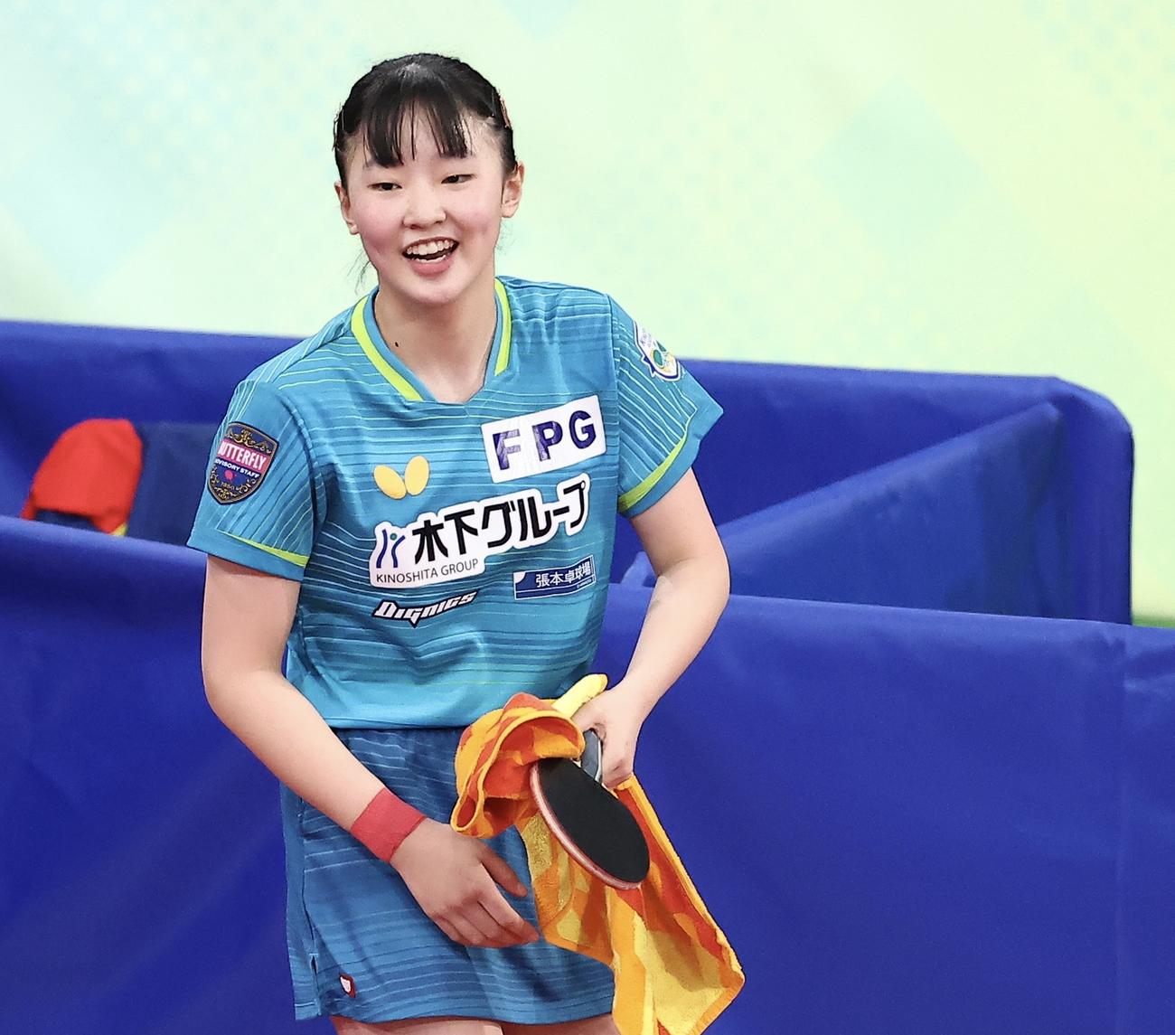 女子シングルス準決勝、横井に勝利し笑顔を見せる張本（撮影・河田真司）