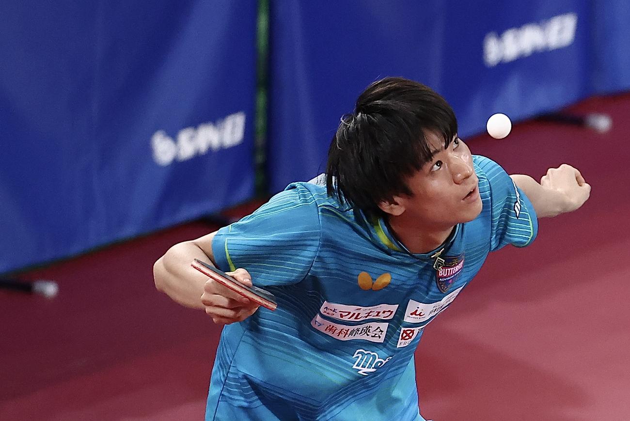 男子シングルス準決勝、サーブを放つ戸上（撮影・河田真司）