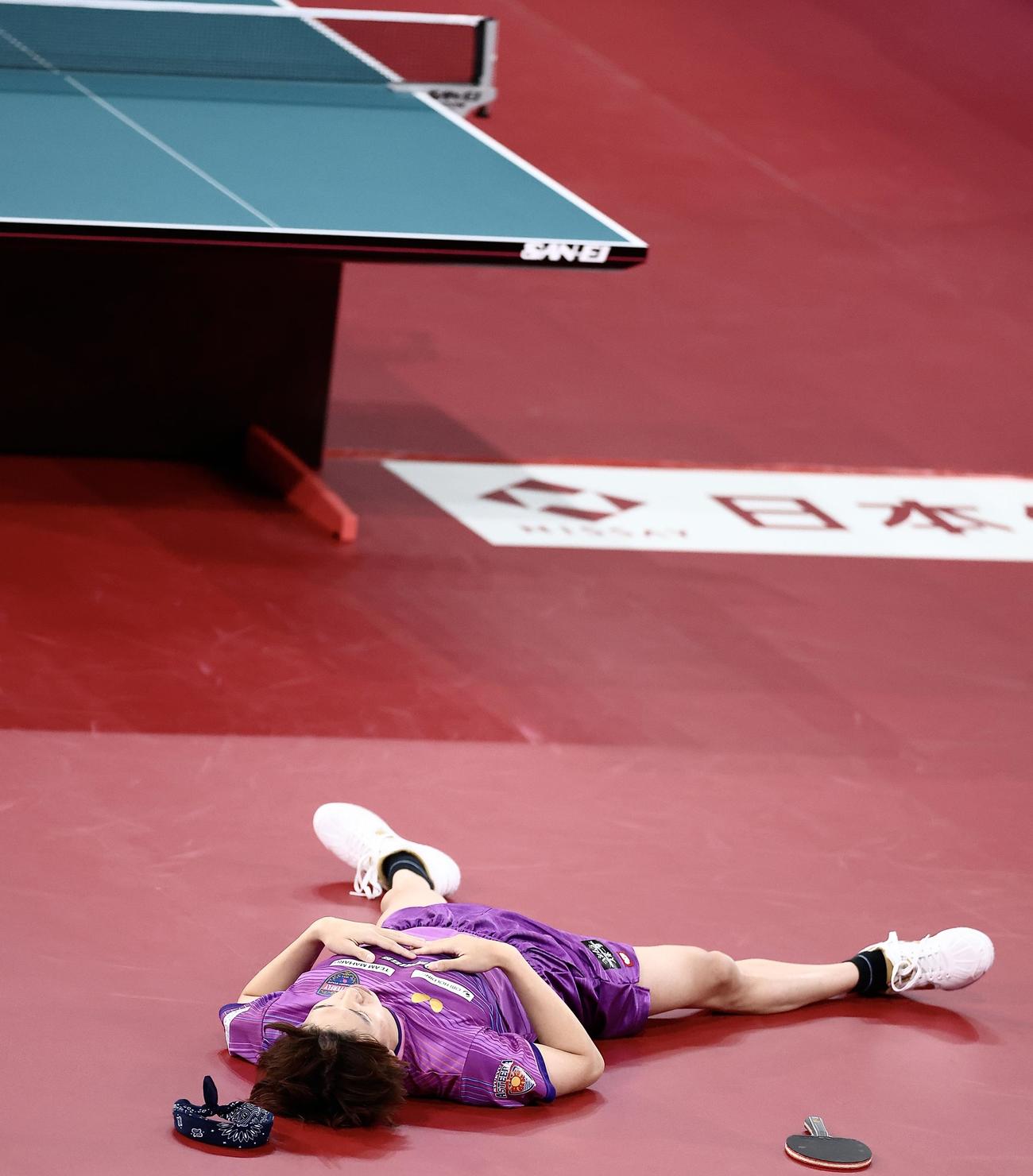 男子シングルス準決勝、戸上に敗れ、天を仰ぐ吉村（撮影・河田真司）