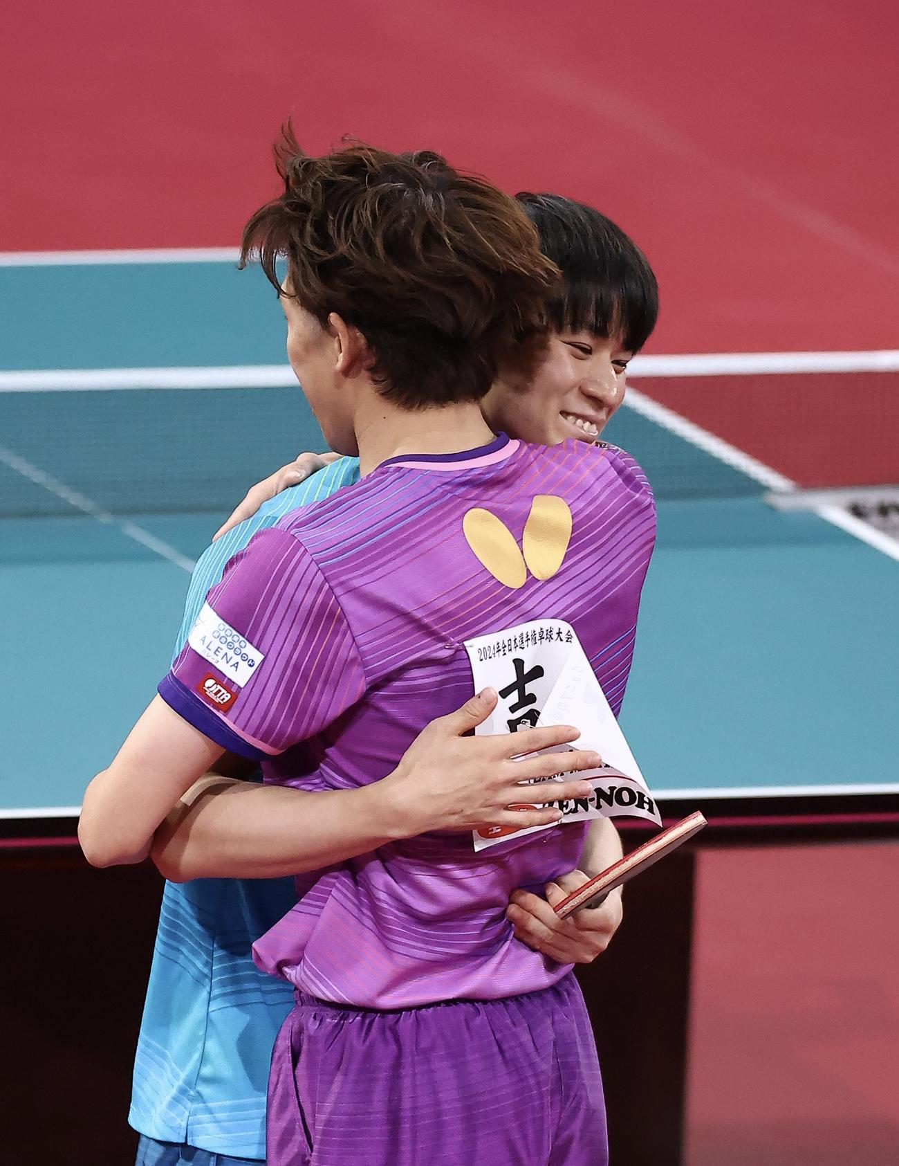 男子シングルス準決勝、試合を終え、吉村（手前）とあいさつを交わす戸上（撮影・河田真司）