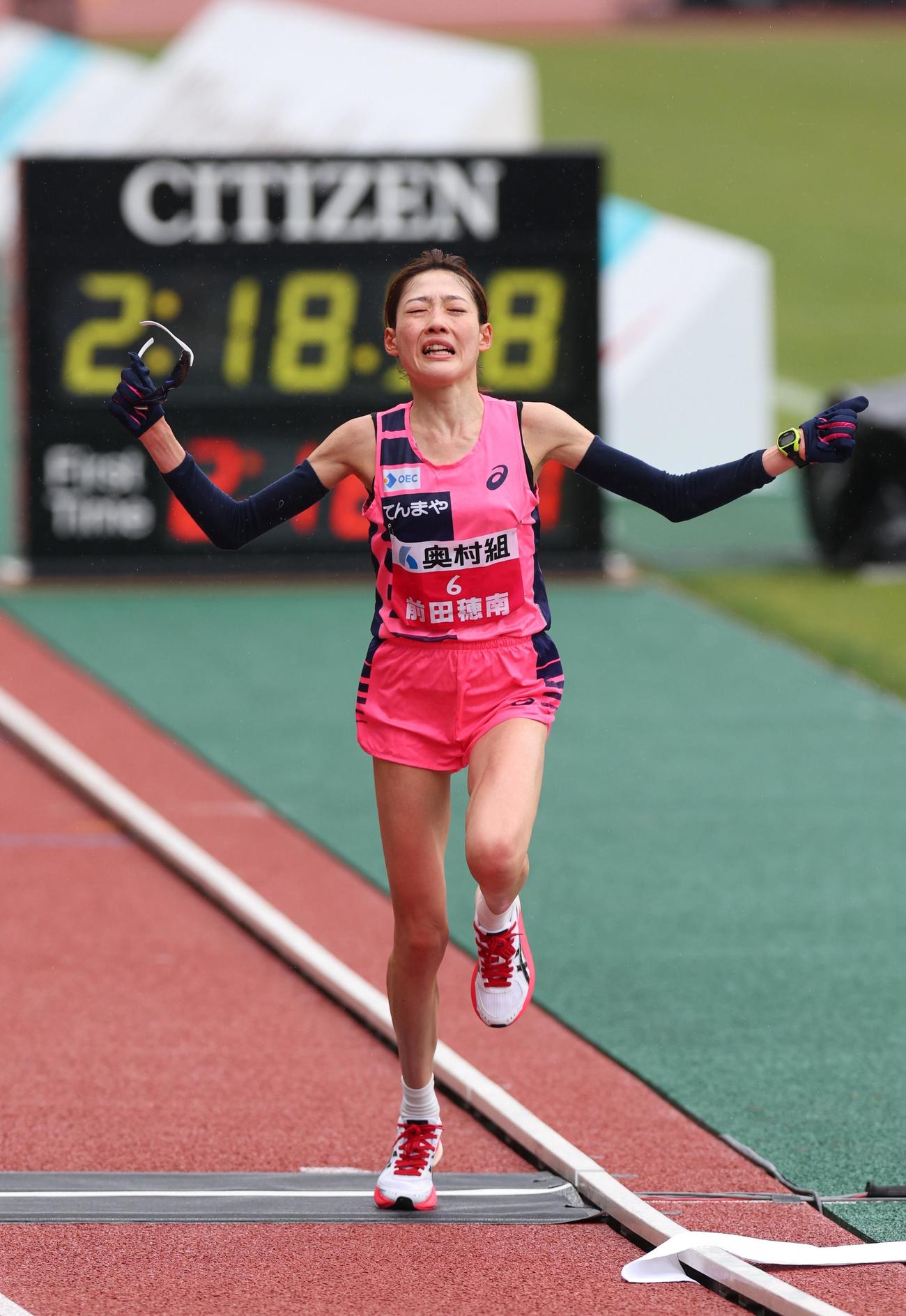 第43回大阪国際女子マラソン　日本新記録でゴールする前田穂南（撮影・前田充）