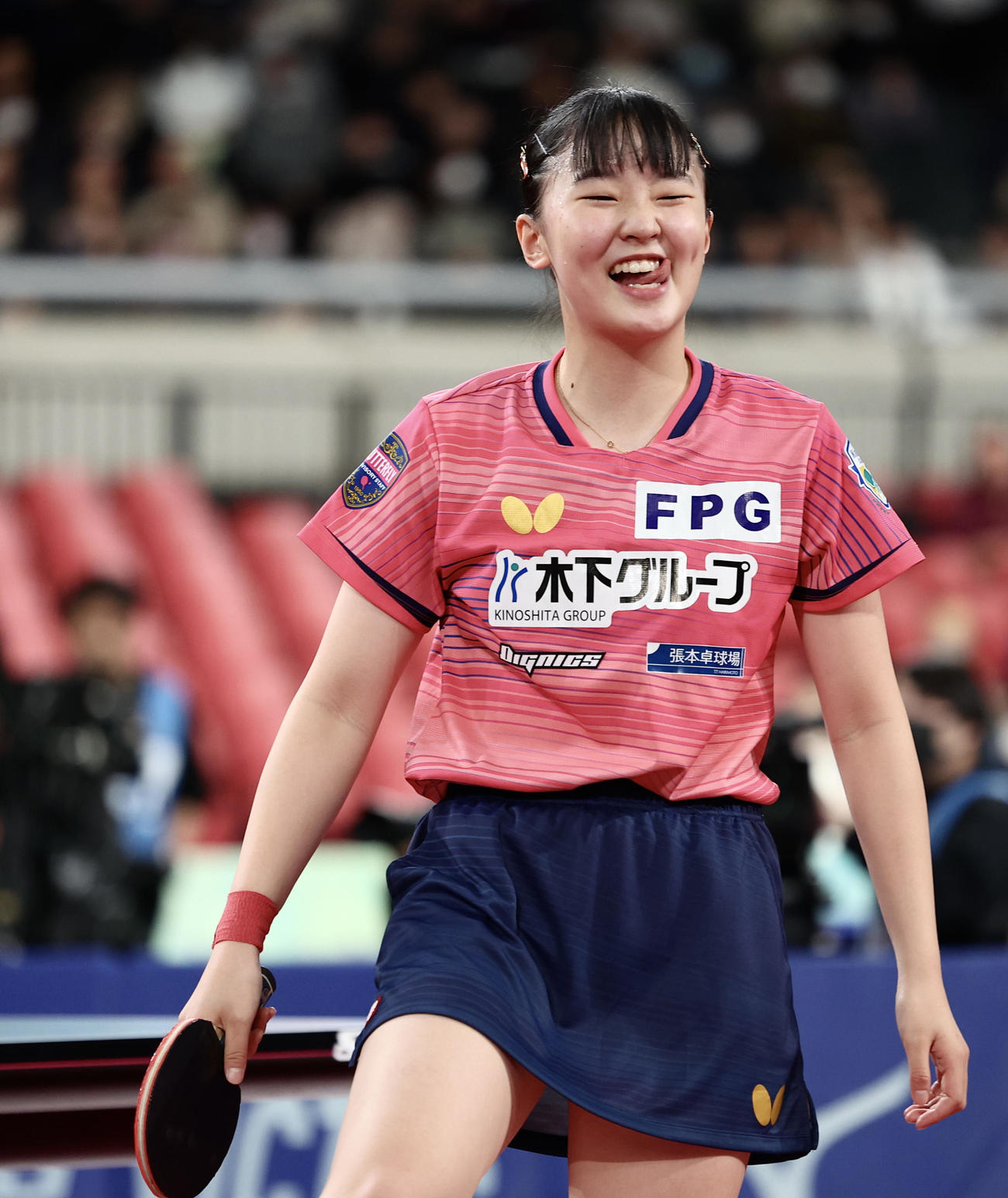 女子シングルス決勝　ポイントを奪われ、苦笑いを浮かべる張本（撮影・河田真司）