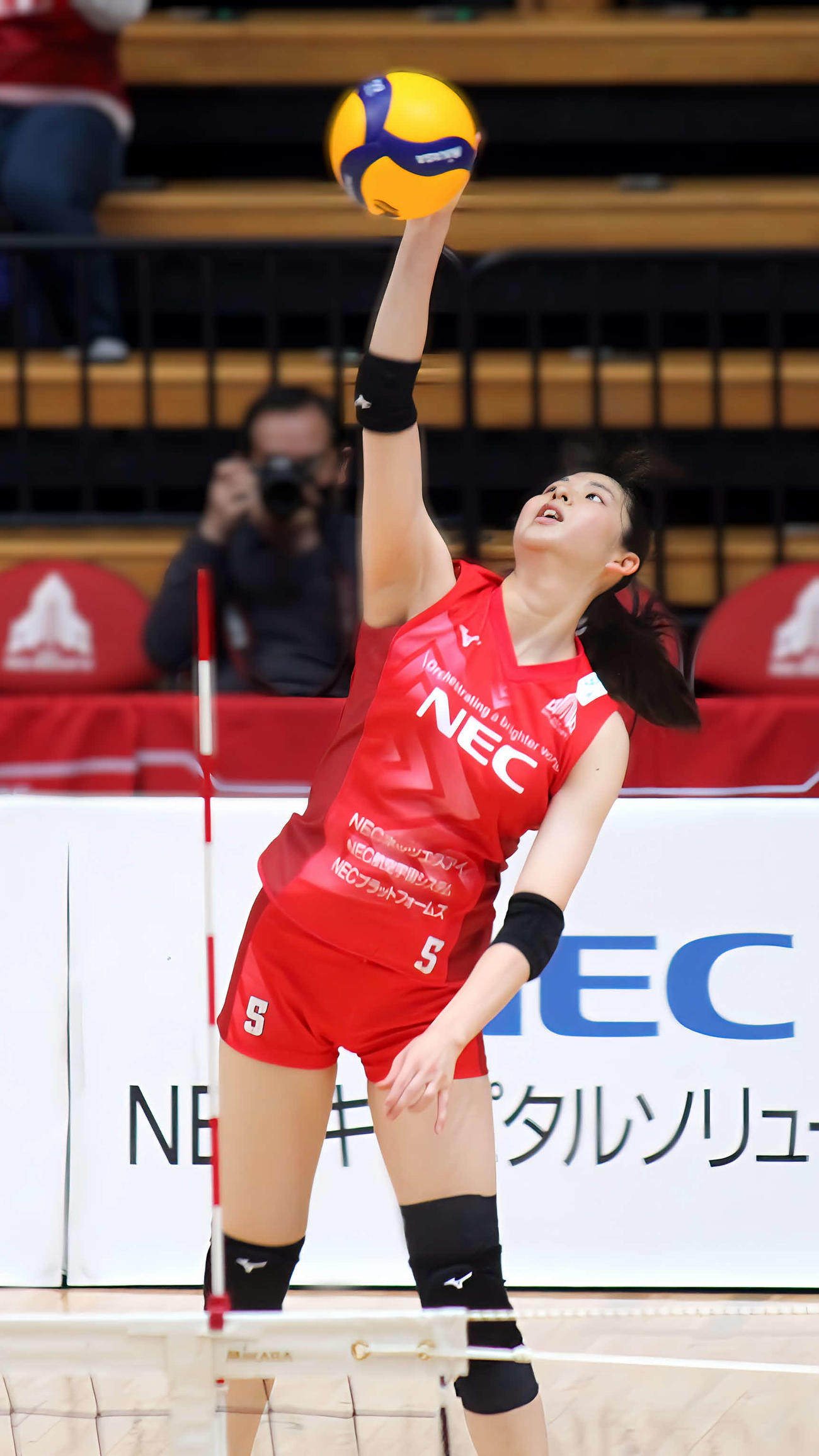 サーブを打つNECの山田二千華（撮影・勝部晃多）
