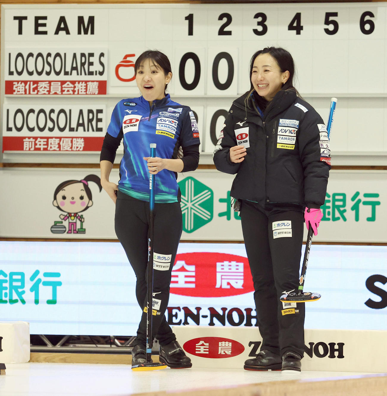 ロコ・ソラーレ対ロコ・ソラーレS　第3エンド、笑顔を見せるロコ・ソラーレの吉田知（左）と藤沢（撮影・佐藤翔太）