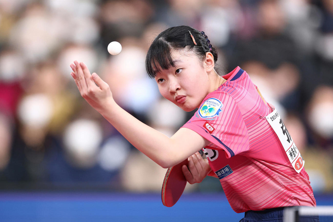 女子シングルス決勝　サーブを放つ張本（撮影・河田真司）