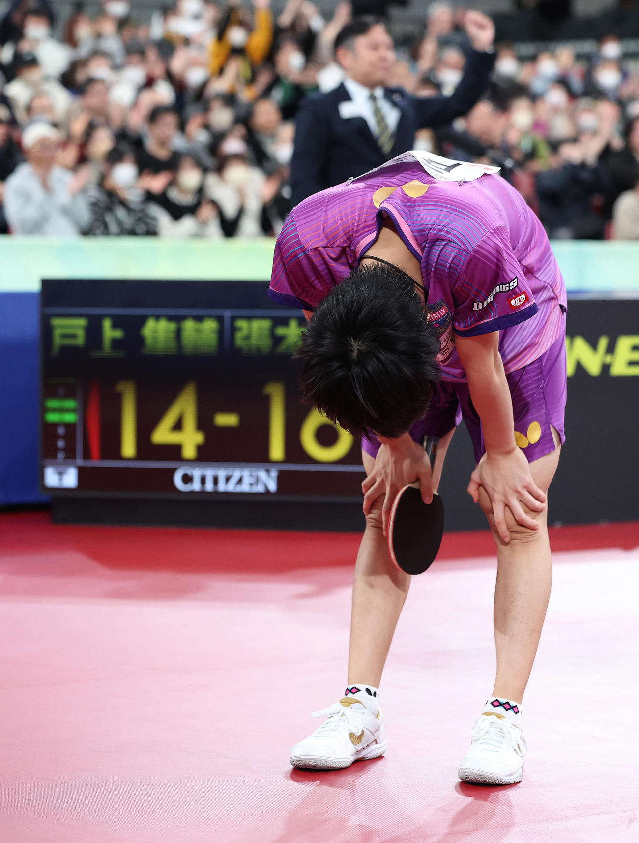男子シングルス決勝　張本に敗れ、肩を落とす戸上（撮影・河田真司）