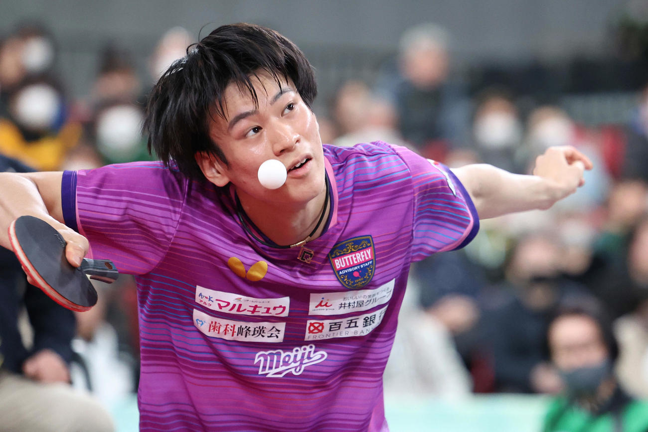 男子シングルス決勝　サーブを放つ戸上（撮影・河田真司）