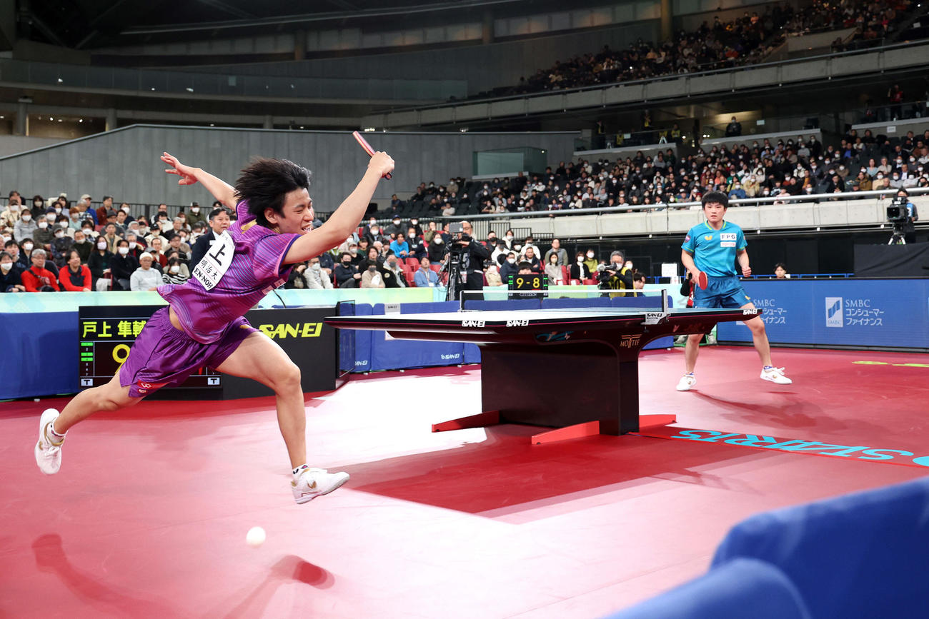 男子シングルス決勝　張本（後方）が返すボールに飛びつく戸上（撮影・河田真司）