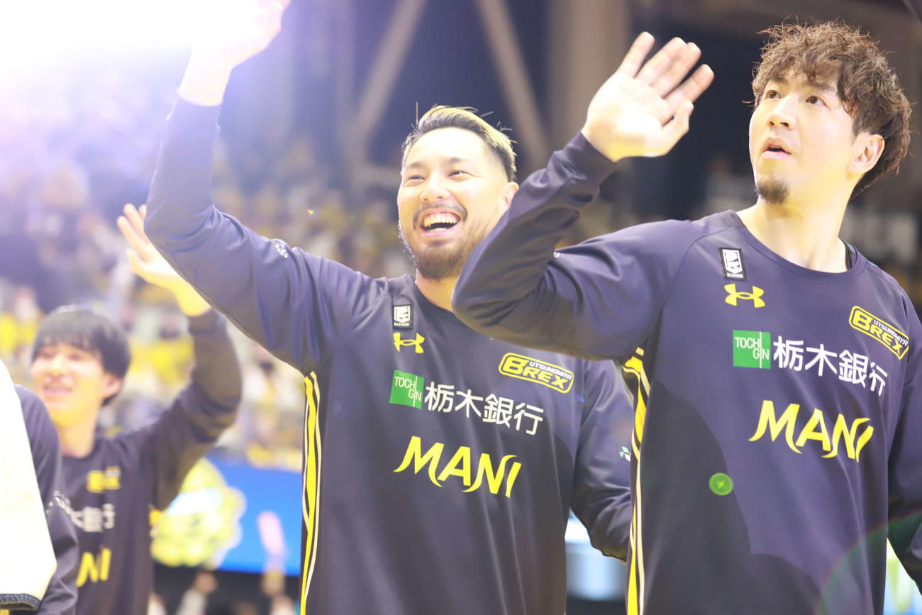 宇都宮対佐賀　自身今季最多の21得点をマークし、逆転勝利に貢献した宇都宮の遠藤祐亮。右は比江島（撮影・沢田啓太郎）