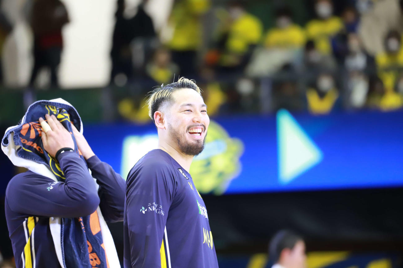 宇都宮対佐賀　自身今季最多の21得点をマークし、逆転勝利に貢献した宇都宮の遠藤祐亮は笑顔（撮影・沢田啓太郎）