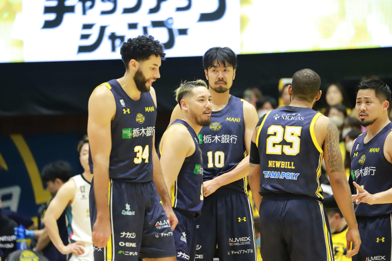 宇都宮対佐賀　選手でハドルを組み、コミュニケーションをとる宇都宮の選手たち（撮影・沢田啓太郎）