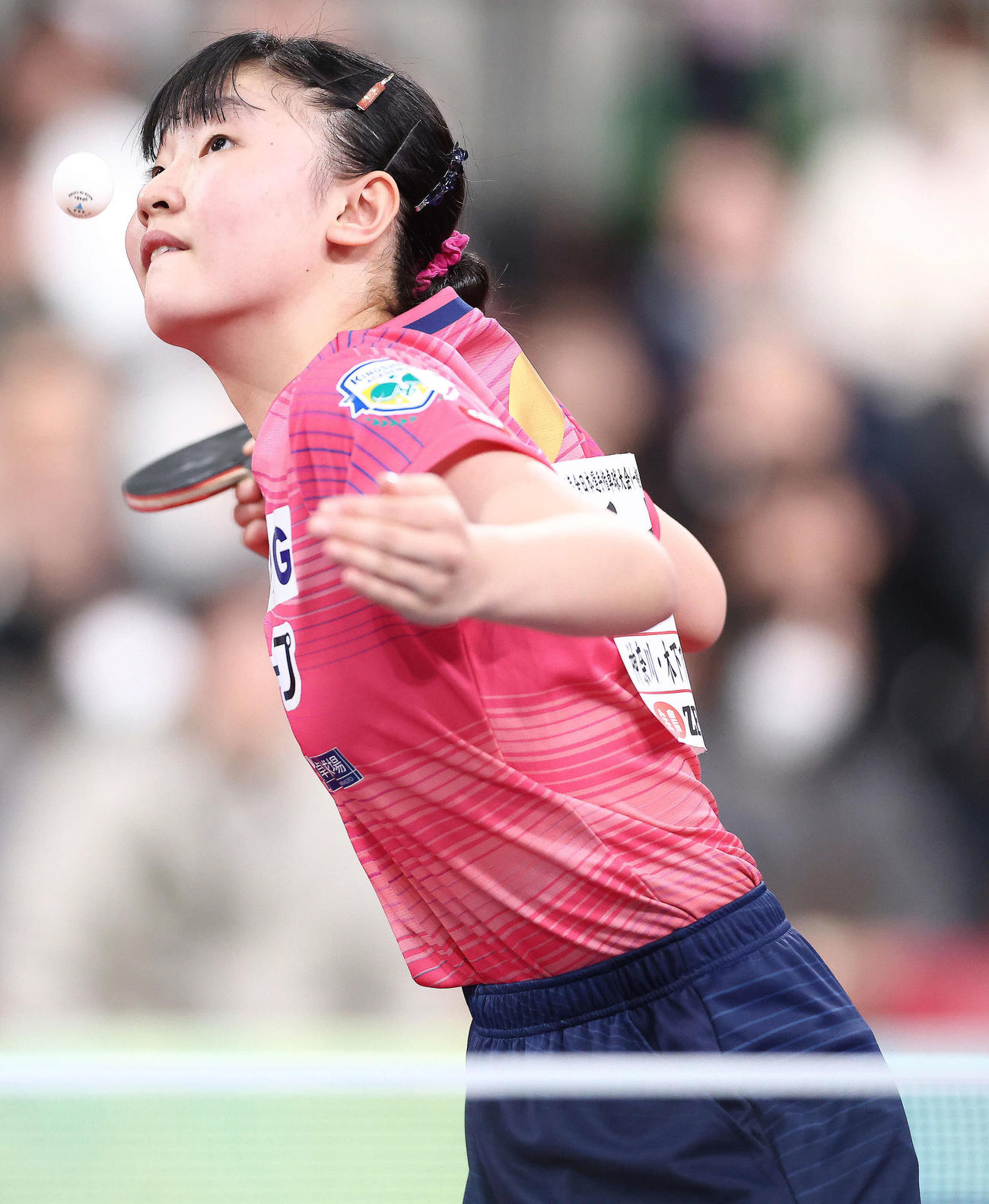 女子シングルス決勝　サーブを放つ張本（撮影・河田真司）