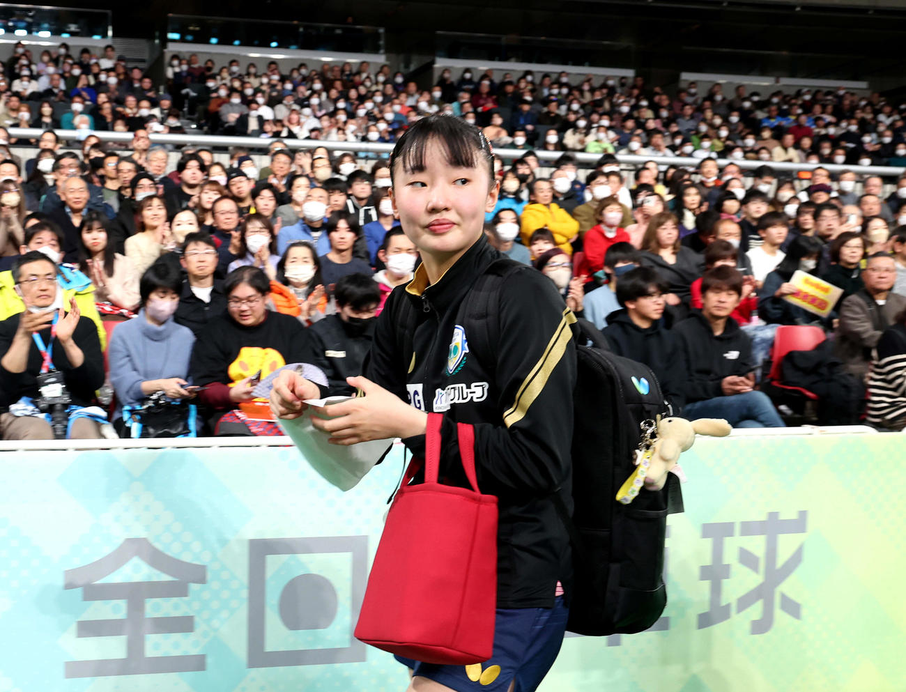 女子シングルス決勝を終え、浮かない表情で引き揚げる張本（撮影・河田真司）