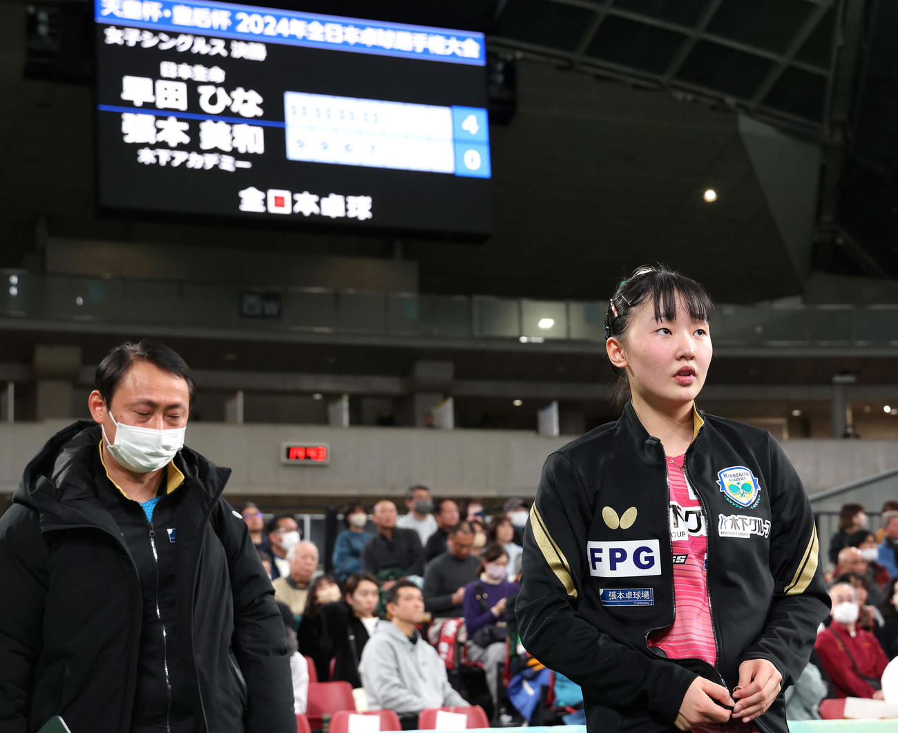 女子シングルス決勝、早田に敗れ、疲れた表情を見せる張本（右）（撮影・河田真司）