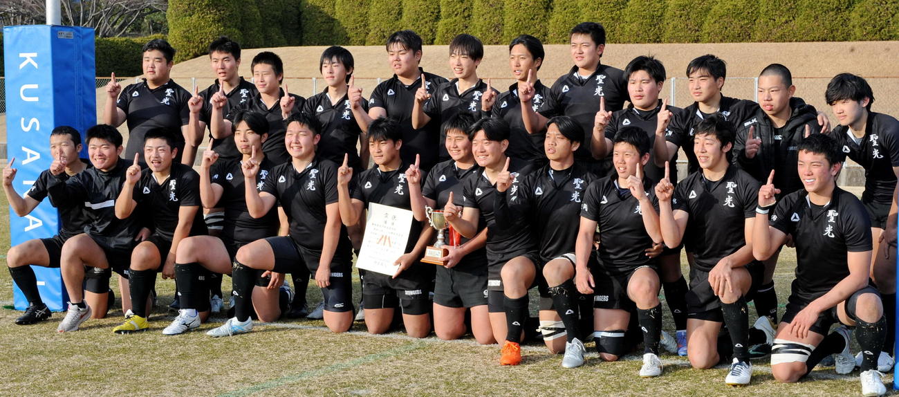 2年連続13度目の優勝を飾った静岡聖光学院の選手たち　　